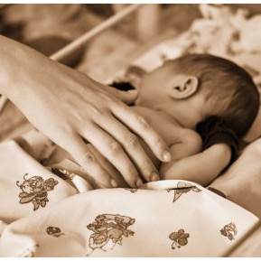 O tânără de 18 ani își dă fiul nou-născut spre adopție, copilul dispare a doua zi din spital