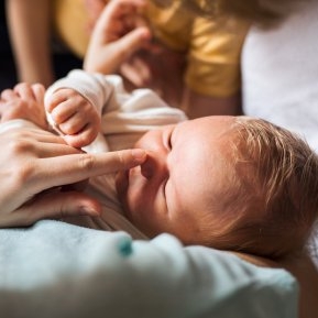 Femeia aceasta a născut copilul răposatului ei soț la aproape doi ani de la moartea acestuia