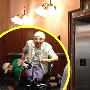 Un tânăr devine "scaun uman" pentru o bătrână slăbită, când rămân blocați în lift