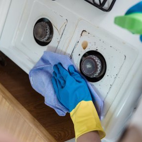 Cum curăță, rapid și eficient, marii bucătari, arsura de pe aragaz