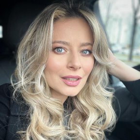 Te topești și alta nu! Cele mai frumoase imagini cu Laura Cosoi și cele trei fiice ale sale