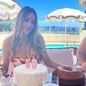 Sofia Vergara a împlinit 50 de ani. Timpul a fost foarte blând cu ea, arată demențial!