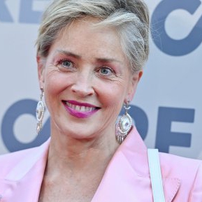 "Am pierdut nouă copii prin avort spontan". Sharon Stone își împărtășește povestea sfâșietoare de viață