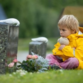 Un băiat plânge la mormântul mamei sale spunând "Ia-mă cu tine" până când a simțit mâna unei femei pe umărul său