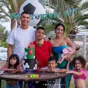 Iubita lui Cristiano Ronaldo a fost criticată pentru felul în care arată după ce a născut. Cine a sărit în apărarea ei