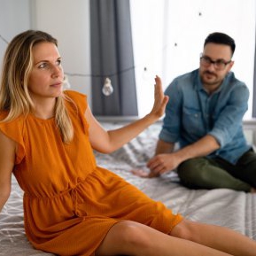 Cei 7 pași pe care (aproape) fiecare căsnicie îi experimentează înainte de o aventură amoroasă