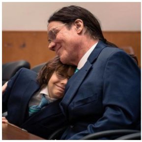 "Fiul meu m-a îmbrățișat. M-am simțit sufocat de emoție." Acest băiețel a fost, în sfârșit, adoptat de un bărbat singur
