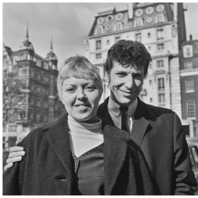 Tom Jones nu regretă zilele sale de afemeiat, deoarece credea că mariajul său era unul "solid"