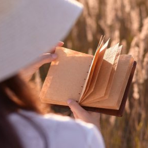 Femeia citește jurnalul soacrei și îi află cel mai întunecat secret, după moartea ei