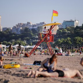 Care este semnificația steagurilor arborate la malul mării