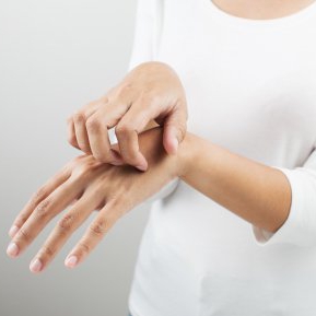 Dermatita și mâinile crăpate: care este legătura?