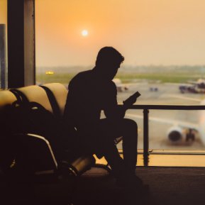 Un bărbat își așteaptă fiul pe care nu l-a văzut de ani de zile la aeroport, nu-l găsește printre pasageri