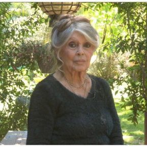 Brigitte Bardot ar fi "preferat să nască" un câine decât un copil și a încercat să își pună capăt zilelor după naștere