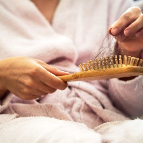 Căderea părului la menopauză: de ce apare și cum o tratezi