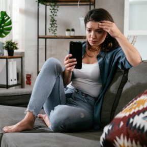 O mamă singură care se străduiește să-și hrănească copiii îi cere lui Dumnezeu un semn și primește un mesaj de la un număr de telefon necunoscut