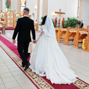 Mirele ajunge în biserică și privește cum mireasa lui se căsătorește cu un alt bărbat