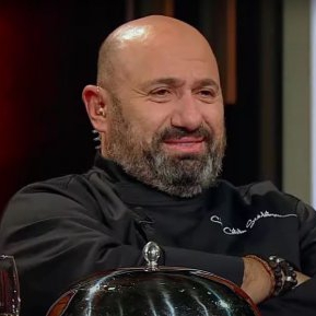 Cătălin Scărlătescu așa cum n-a mai fost văzut niciodată. Sărut pătimaș cu iubita chiar la televizor