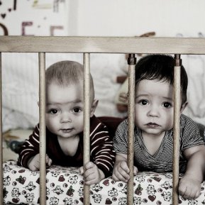 O mamă forțată să-și abandoneze tripleții nou-născuți se întoarce la ei 18 ani mai târziu