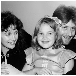 Copilăria lui Drew Barrymore: mama o lăsa să bea alcool și să fumeze de la nouă ani, dar avea interzis la zahăr