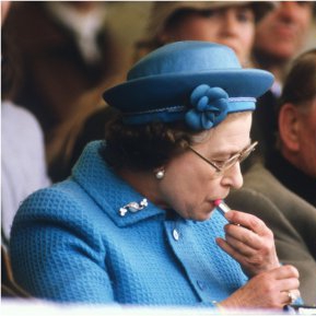 Ce cod secret transmitea Regina Elisabeta a II-a când se dădea cu ruj roșu în public