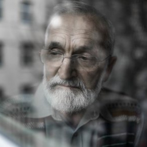 Frații mei l-au abandonat pe tata, bolnav de cancer, cu excepția mea, el supraviețuiește și ne cheamă la avocat