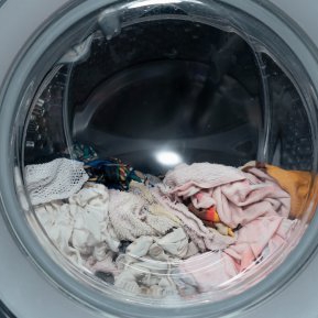 Ce se întâmplă dacă lași hainele în mașina de spălat prea mult timp