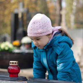 O fetiță îngrijorată că o soră geamănă decedată se simte singură, își duce jucăria preferată la mormânt și găsește acolo o scrisoare