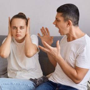Ce "lecție" ridicolă a ținut să-mi arate soțul meu doar pentru că nu i-am călcat cămașa
