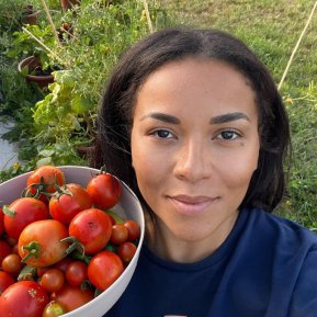 De ce a ajuns Nadine să curețe cartofi la cantină în Franța. "Ca un făcut, franceza nu se lipește de mine"