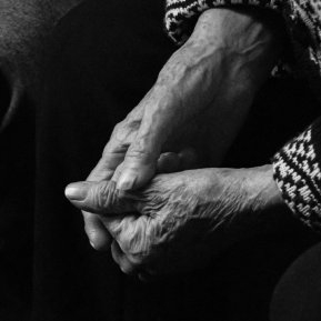 Trăiesc singură și săracă la 69 de ani pentru că ai mei copii au uitat că exist