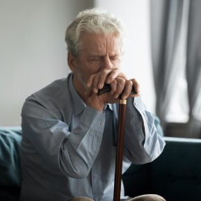 I-a promis regretatei lui mame că va avea grijă de casă. Află la 60 de ani că, de fapt, a fost adoptat