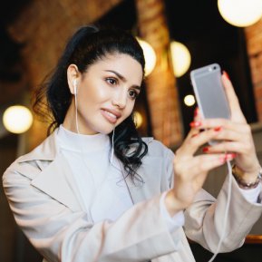 Selfita, o tulburare mintală gravă răspândită peste tot în lume, specifică erei digitale
