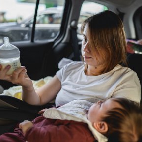 Un șofer a dat afară din mașină o femeie cu bebelușul care plângea, fără să știe legătura de sânge dintre ei