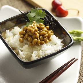 Natto: ce beneficii are și cum se consumă corect
