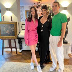 Ce mare și frumoasă a crescut Violeta Bănică! A împlinit 15 ani și este o adevărată domnișoară