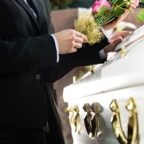 Un bărbat a avut parte de șocul vieții lui când, la înmormântarea soției lui, a văzut-o pe femeia iubită lângă sicriu
