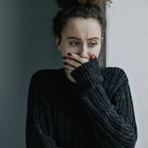 Am văzut o figură masculină necunoscută în casa fratelui meu. Era înalt și a dispărut din fața mea într-o fracțiune de secundă