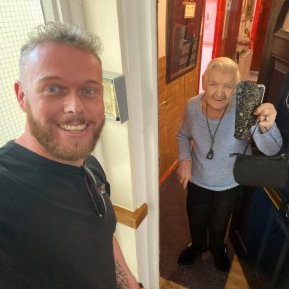 Un tânăr de 37 de ani i-a returnat geanta cu bani unei bătrâne de 93 de ani și au devenit cei mai buni prieteni