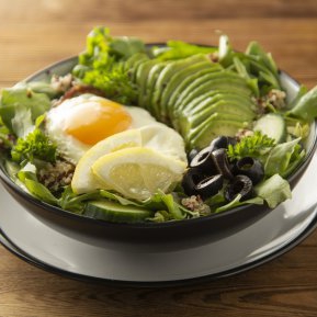 Aperitivul perfect: salata de avocado cu ou și ceapă