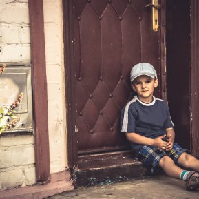 Un băiețel merge din ușă în ușă cerșind bani pentru a cumpăra mâncare pentru mama bolnavă, o femeie îl urmărește