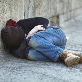O femeie adoptă un băiat care dormea pe trotuar, mama biologică apare abia 14 ani mai târziu