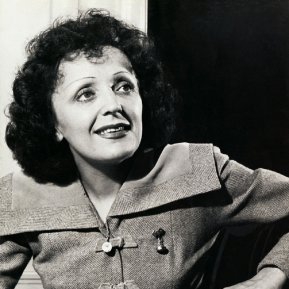 A crescut într-un bordel, dar a ajuns o legendă. Află tumultuoasa poveste de viață a lui Edith Piaf
