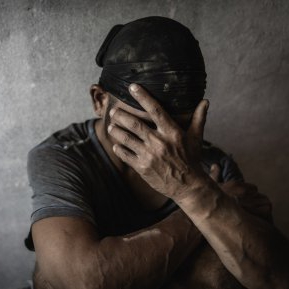 Un tată și cei patru copii pe care-i crește singur au rămas pe drumuri și fost nevoiți să doarmă în cort după ce și-au pierdut casa