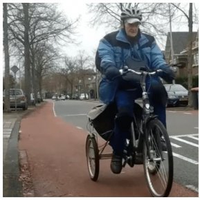 Are 90 de ani și pedalează zilnic câte două ore, de mai bine de șapte ani, pentru a-și vedea soția. Așa arată iubirea adevărată