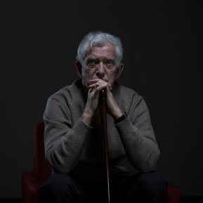 Un văduv de 85 de ani care lucrează ca om de serviciu pentru a-și întreține nepoții adoptați primește o sumă uriașă de bani