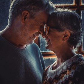 Iubirea este singura emoție care nu piere! Soțul se îmbracă la fel, de peste 15 ani, pentru că este singurul pe care soția lui cu Alzheimer îl mai recunoaște