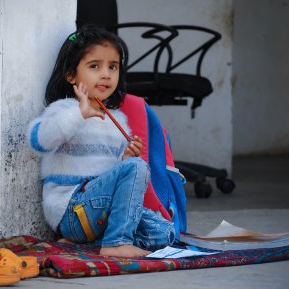 Un străin generos a văzut o fetiță de 6 ani făcându-și temele pe stradă, lângă tatăl ei care muncea. Viața li s-a schimbat radical din acel moment