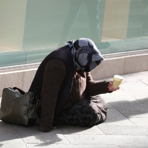 Ce face un milionar când află că mama lui, care l-a neglijat în copilărie, nu mai are haine, mâncare și trăiește sub un pod, din mila trecătorilor