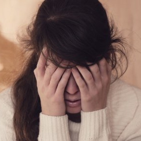 "Nu mai pot continua să trăiesc așa pentru că-mi face rău constant". Mărturia unei femei al cărei partener are o boală mintală
