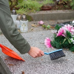 Omenia nu ține cont de vârstă! Un tânăr student și o femeie pensionară merg zilnic la cimitir și curăță mormintele abandonate ale soldaților
